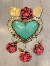 Corazón con hojas y tres flores colgantes