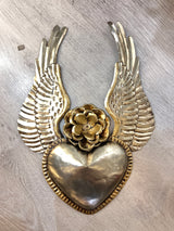 Corazón alado con una flor