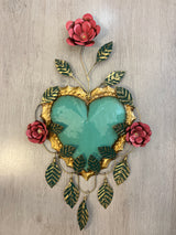 Corazón con tres flores y marco de hojas colgantes