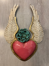 Corazón alado con una flor