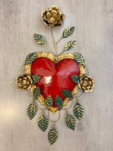 Corazón con tres flores y marco de hojas colgantes