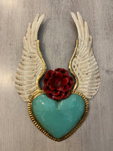 Corazón alado con una flor