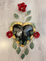 Corazón con tres flores y marco de hojas colgantes
