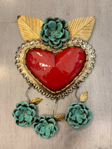 Corazón con hojas y tres flores colgantes