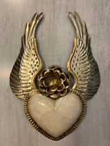 Corazón alado con una flor