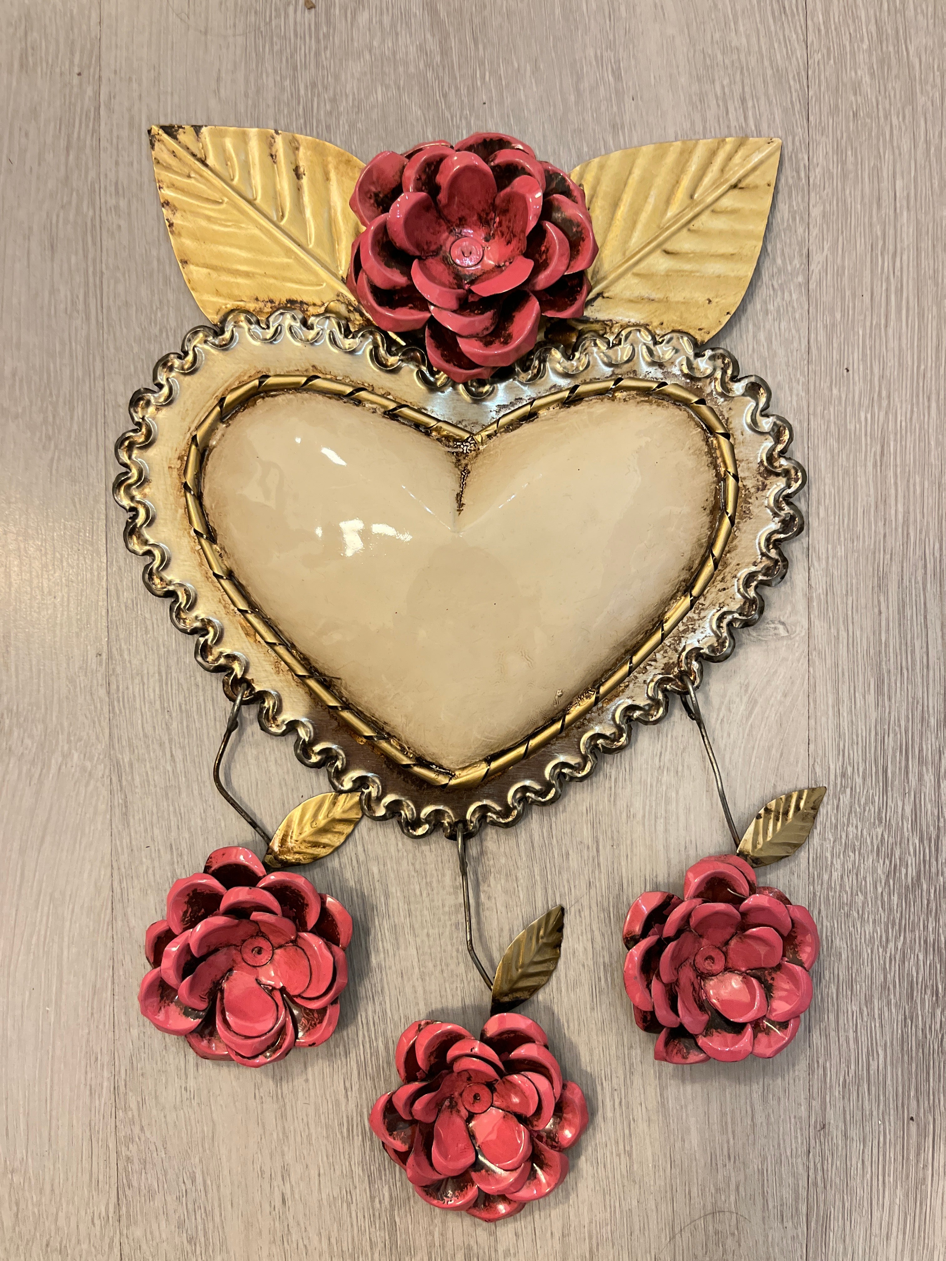 Corazón con hojas y tres flores colgantes