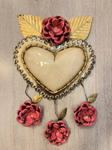 Corazón con hojas y tres flores colgantes