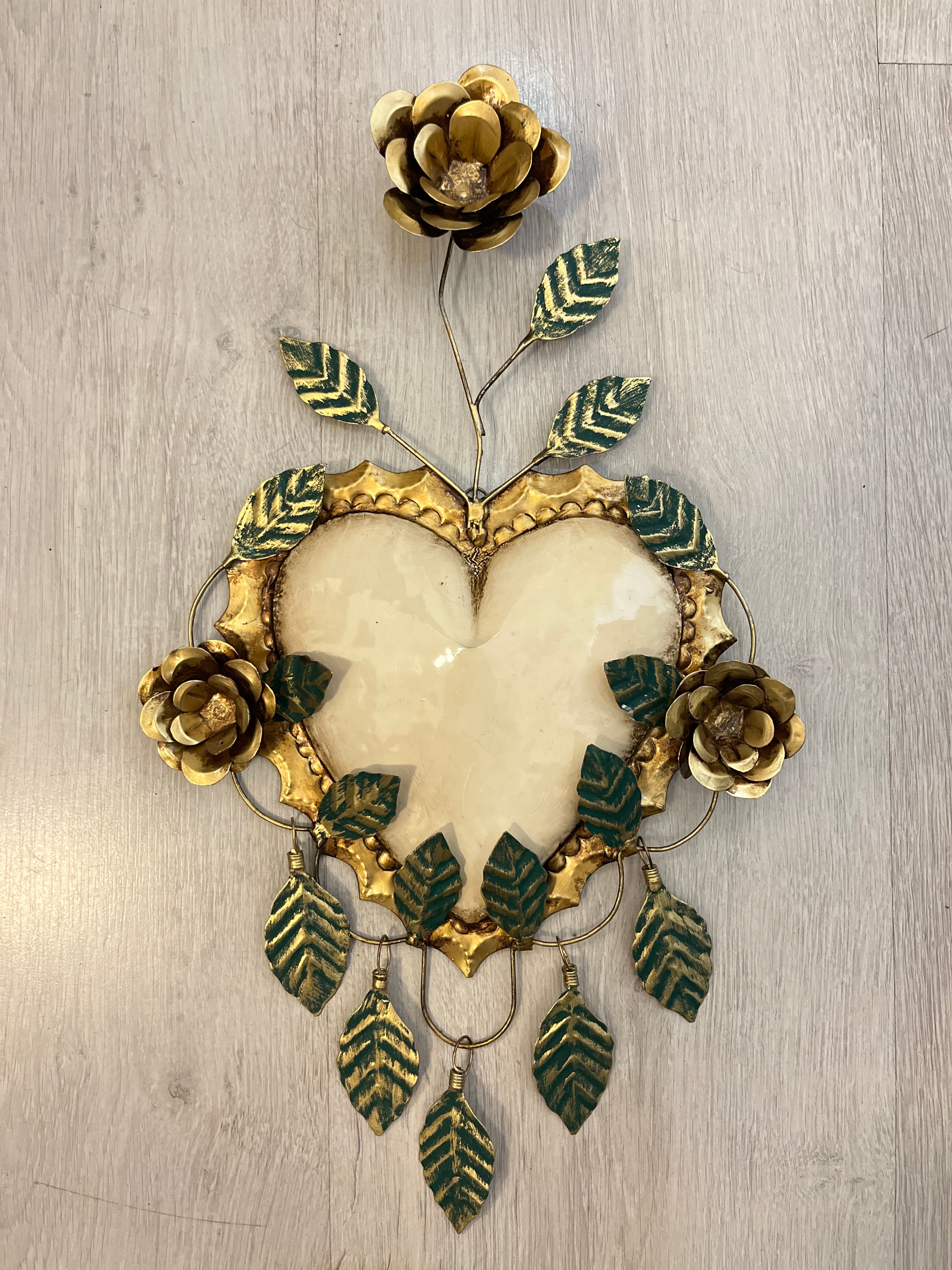 Corazón con tres flores y marco de hojas colgantes