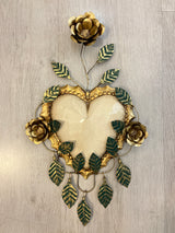 Corazón con tres flores y marco de hojas colgantes
