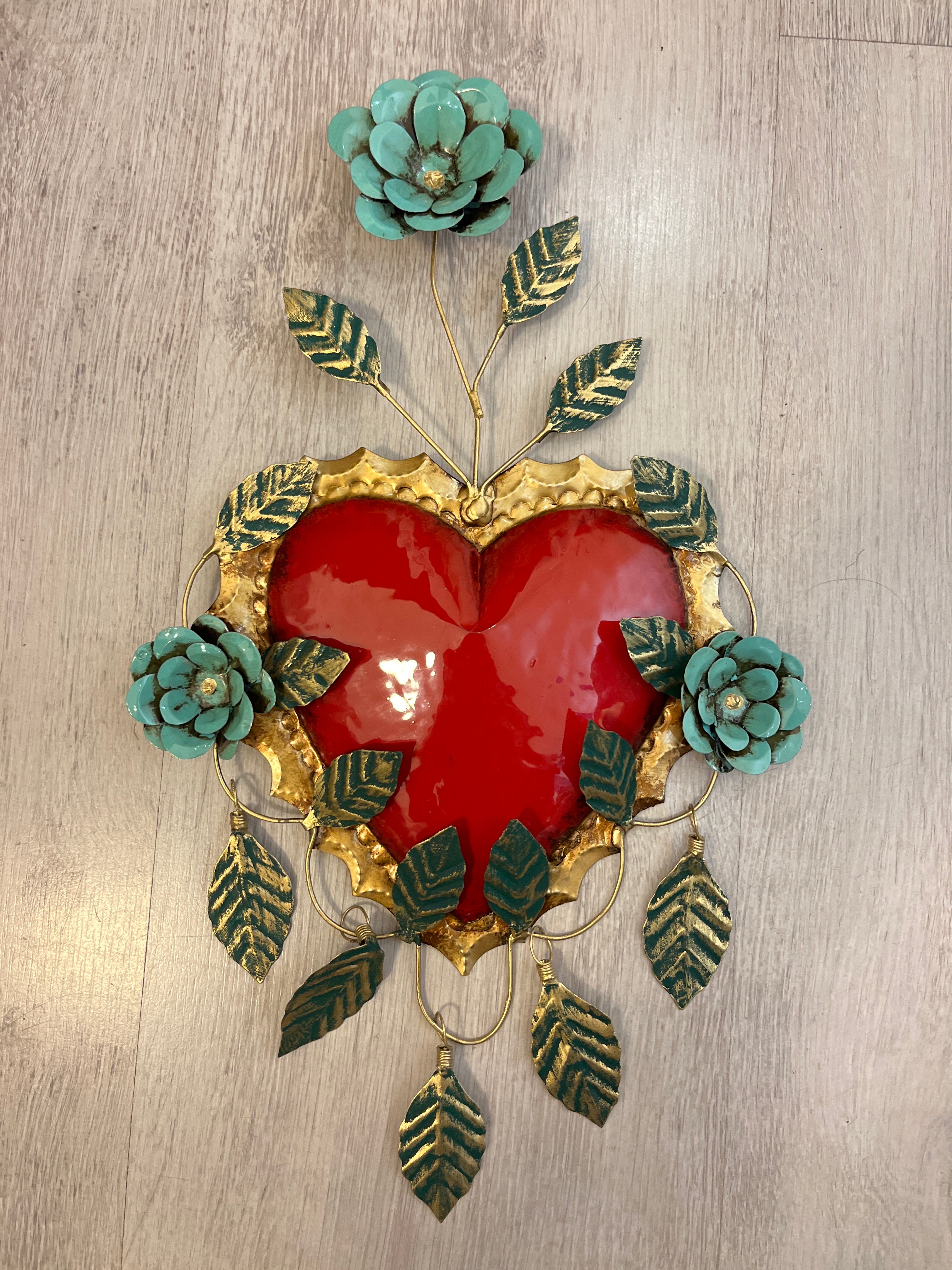 Corazón con tres flores y marco de hojas colgantes