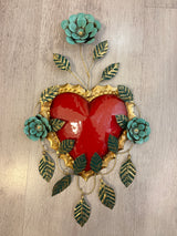 Corazón con tres flores y marco de hojas colgantes