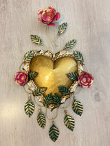 Corazón con tres flores y marco de hojas colgantes