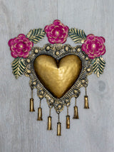Corazón con pompones y flores