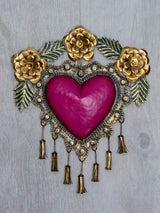 Corazón con pompones y flores