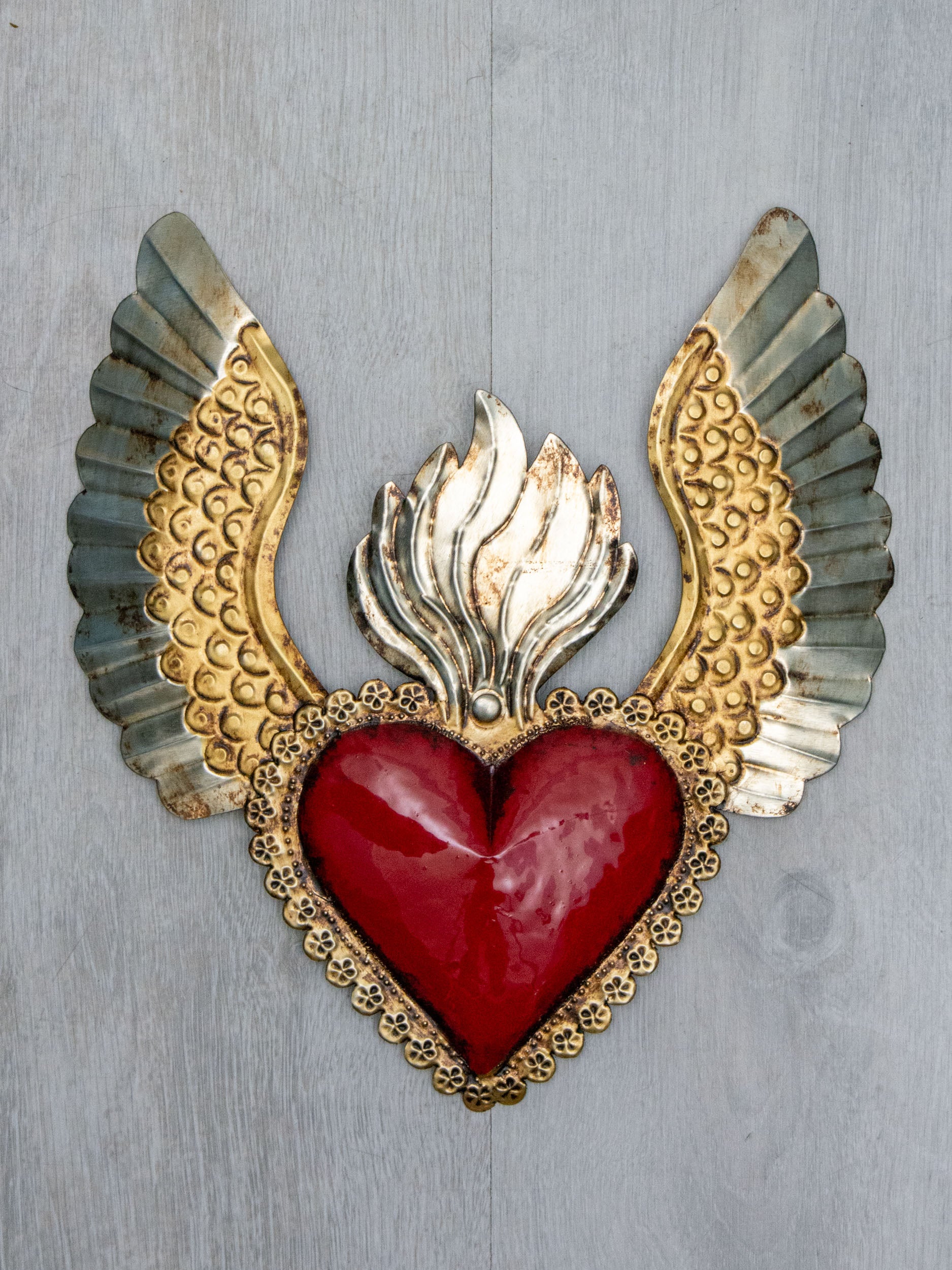 Corazón alado una flama con flores
