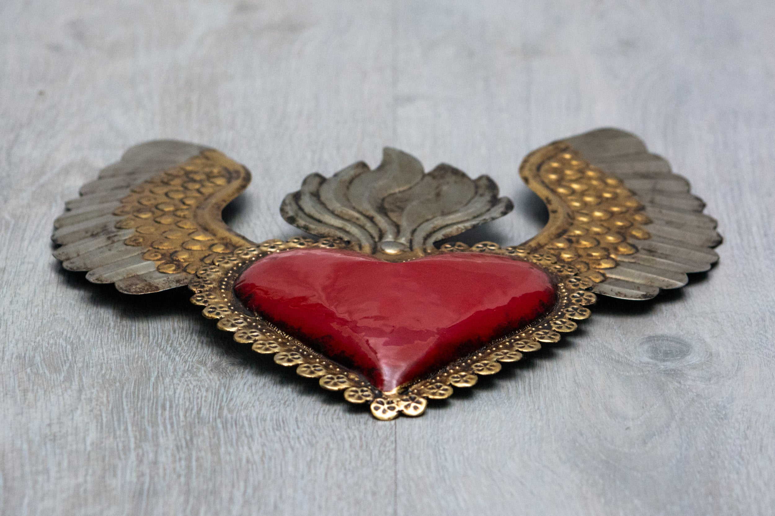 Corazón alado una flama con flores