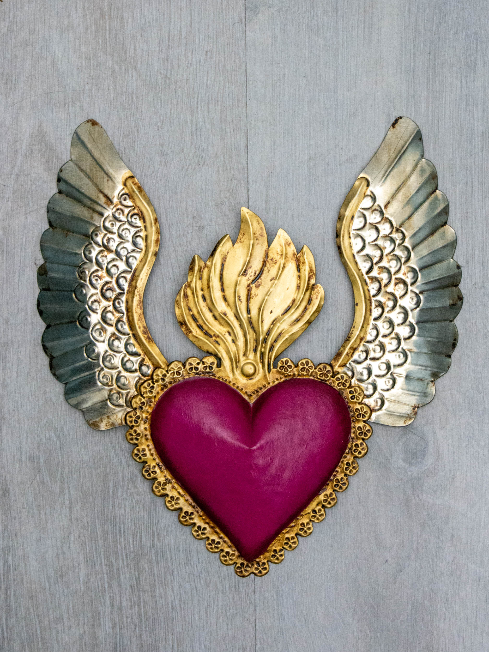 Corazón alado una flama con flores