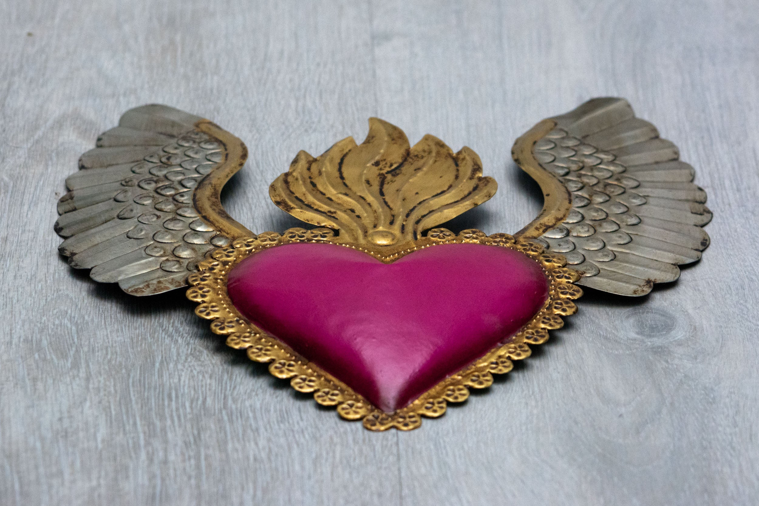 Corazón alado una flama con flores