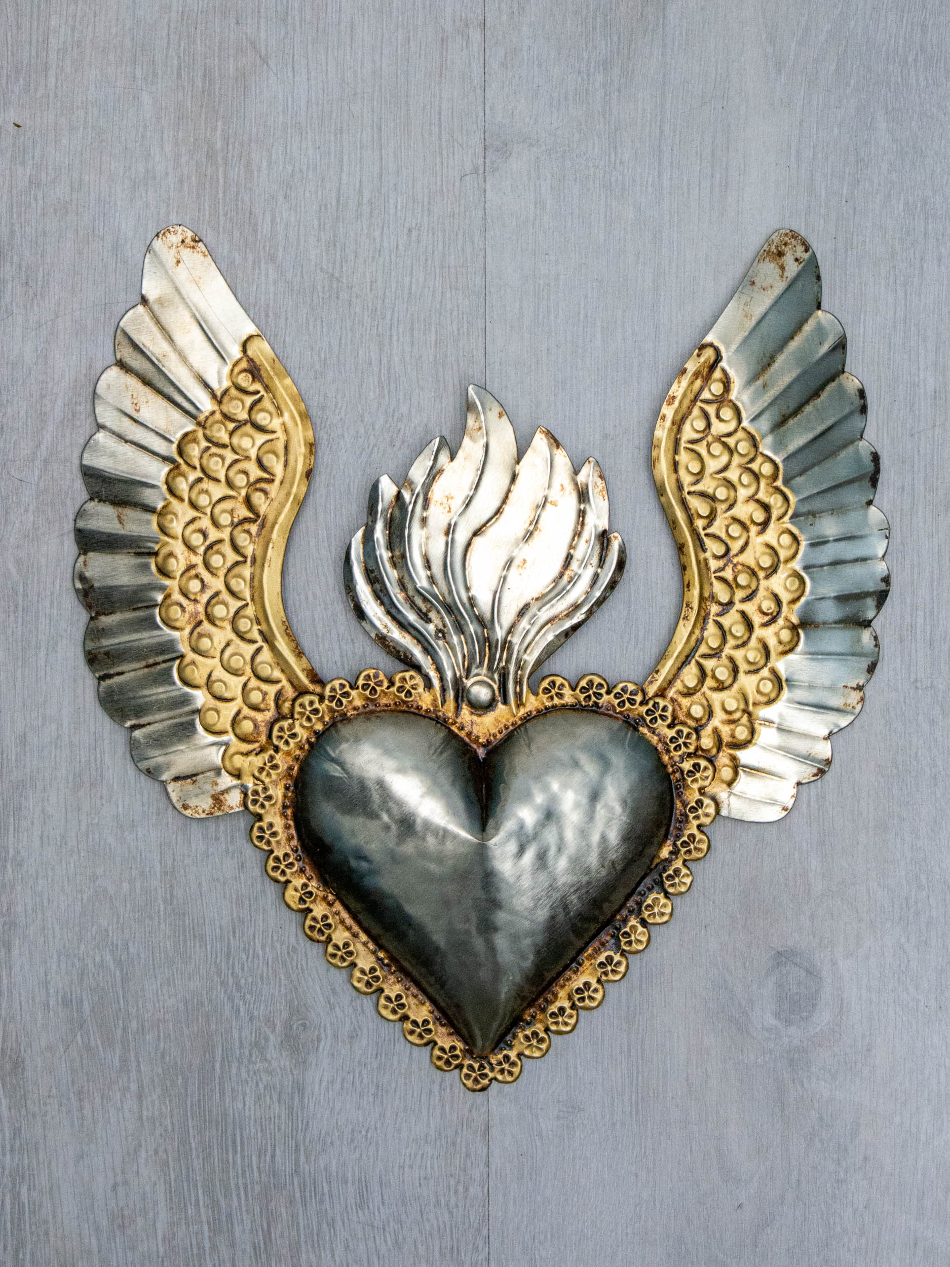 Corazón alado una flama con flores