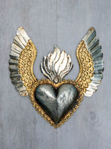 Corazón alado una flama con flores