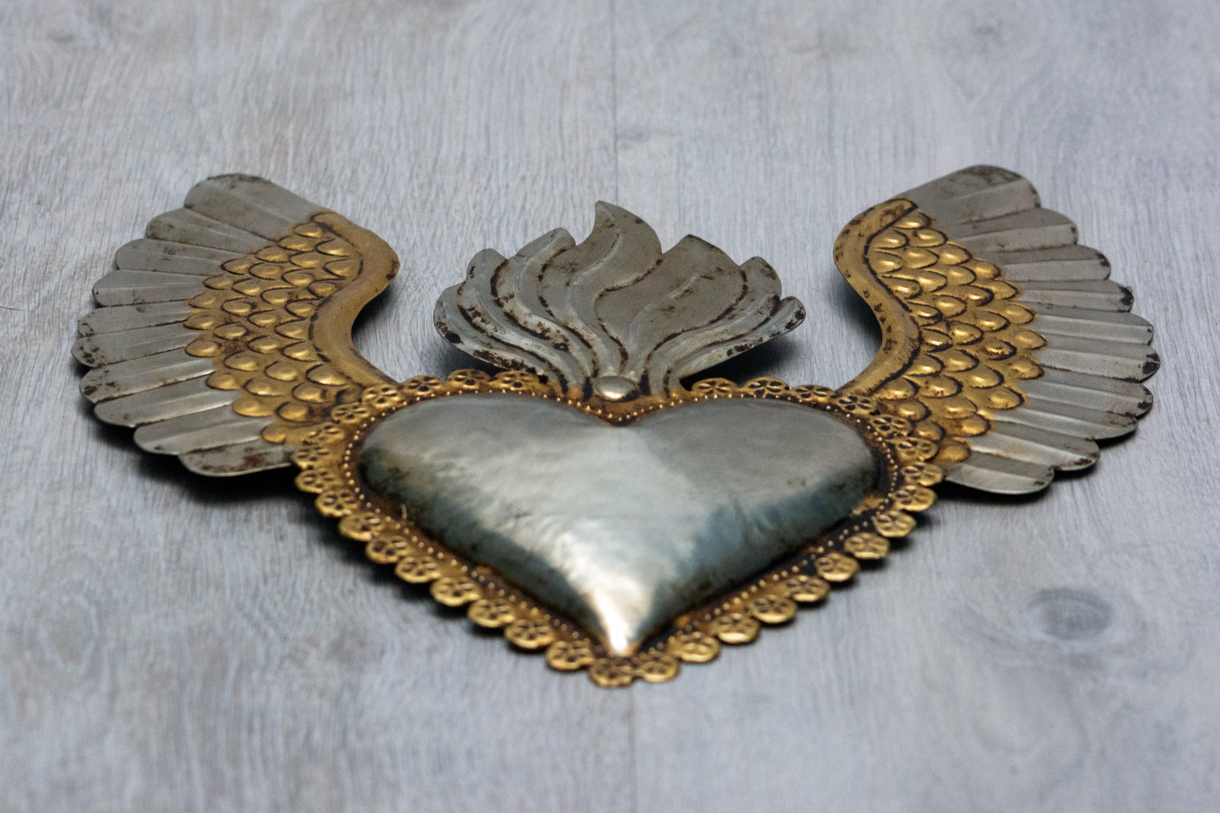 Corazón alado una flama con flores
