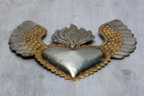 Corazón alado una flama con flores