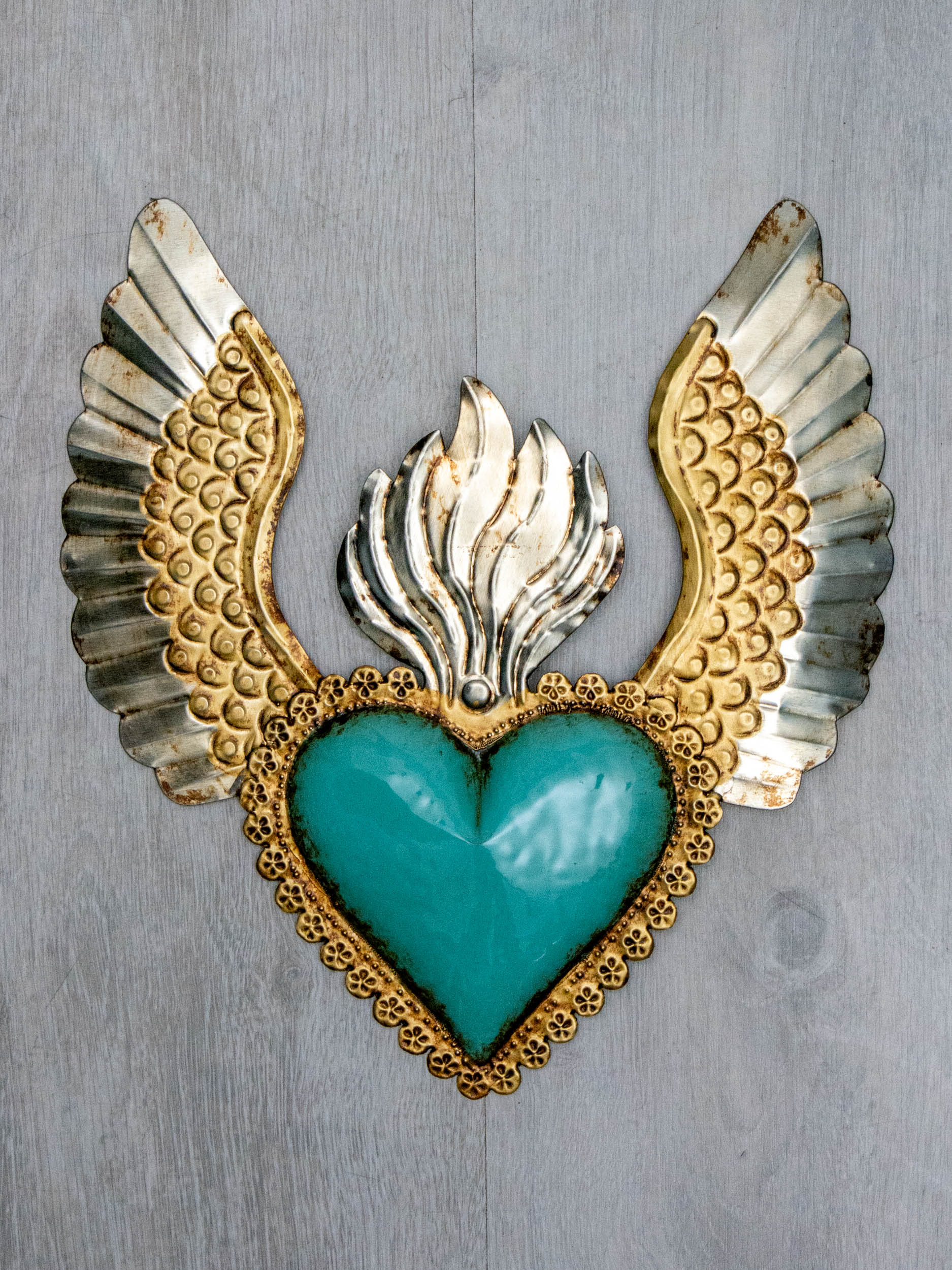 Corazón alado una flama con flores