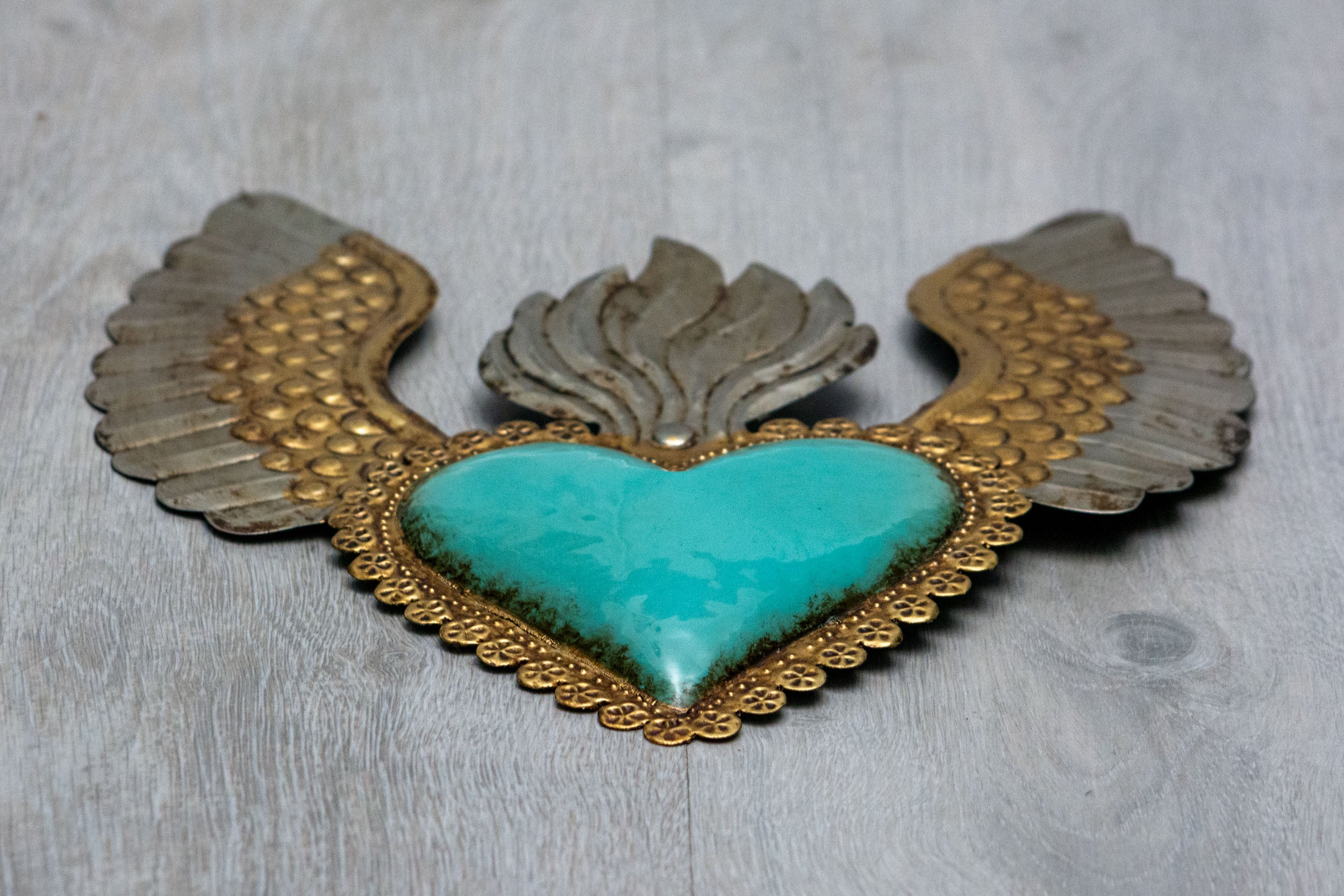 Corazón alado una flama con flores