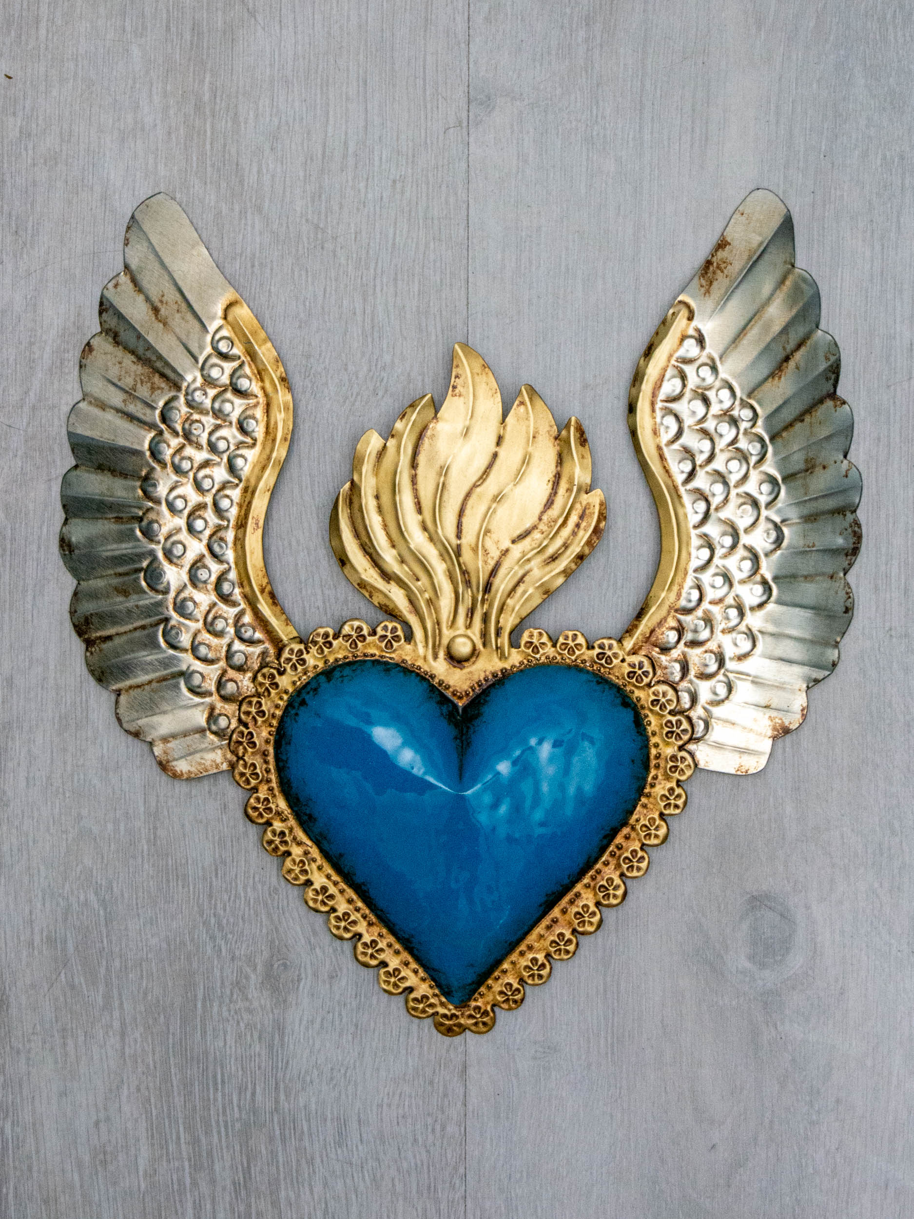 Corazón alado una flama con flores