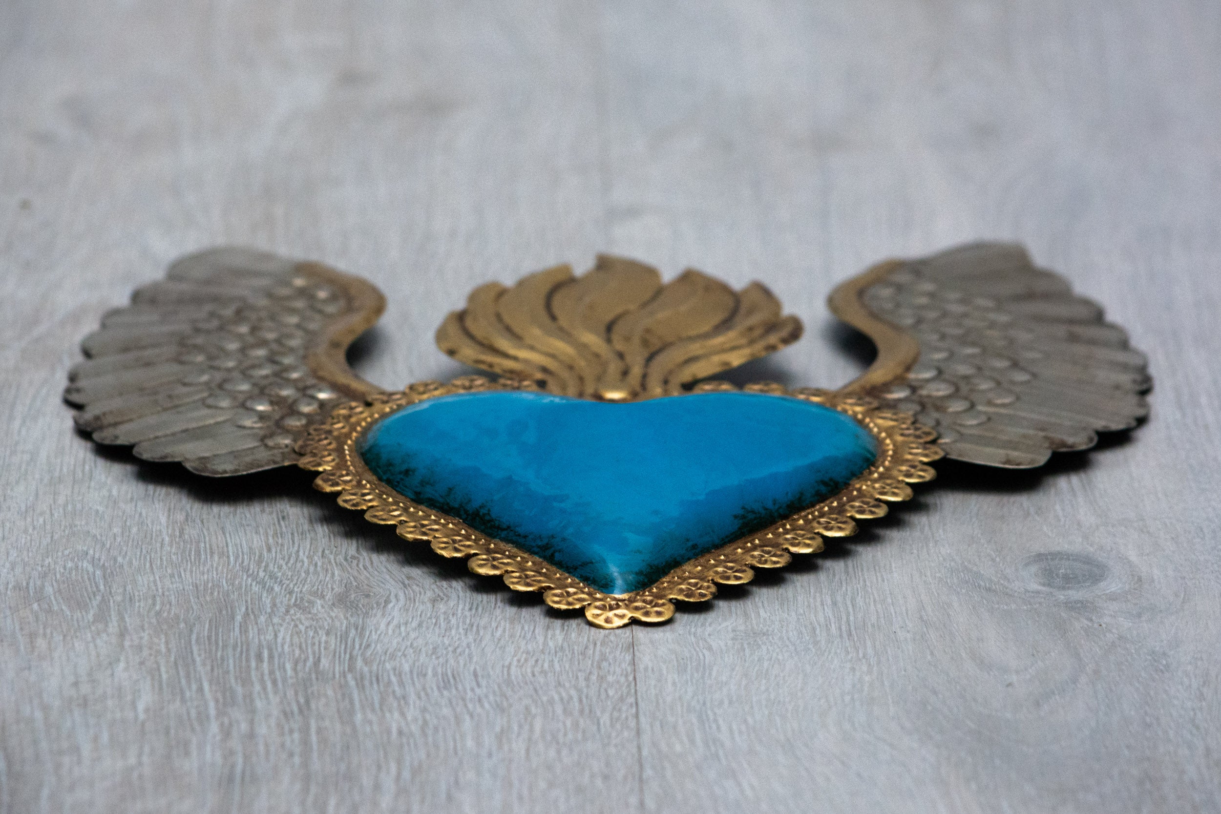 Corazón alado una flama con flores