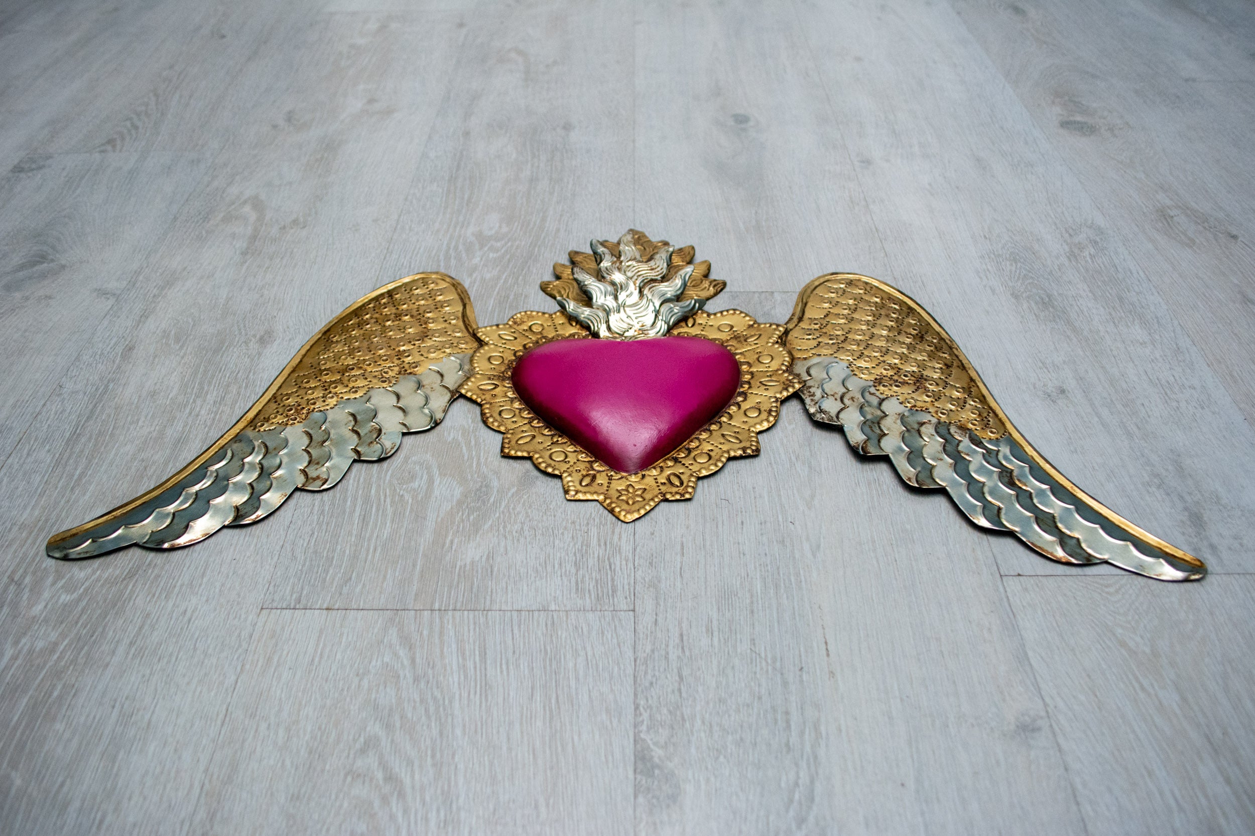 Corazón alado abajo doble flama