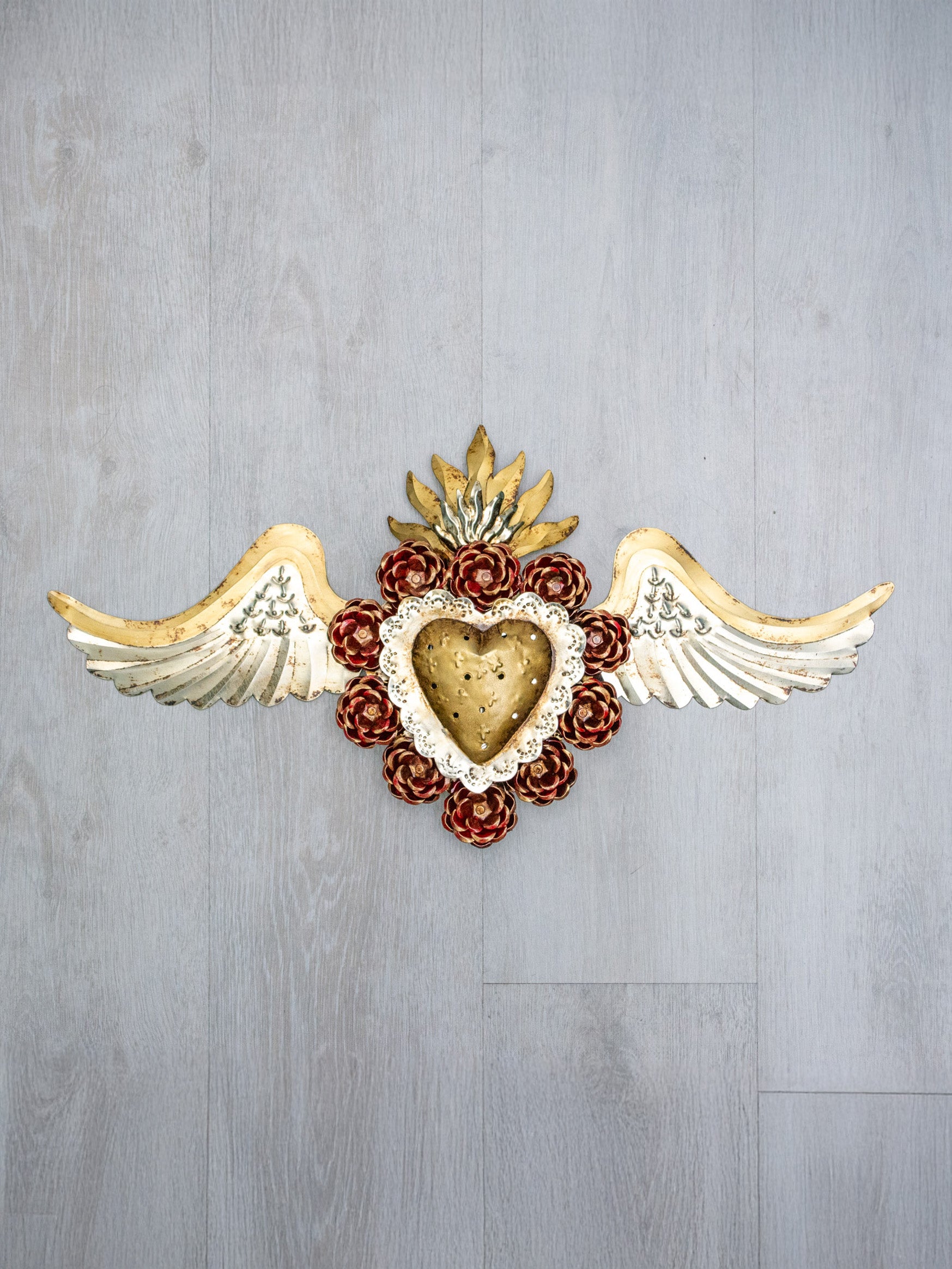 Corazón alado doble flama con flores y candil