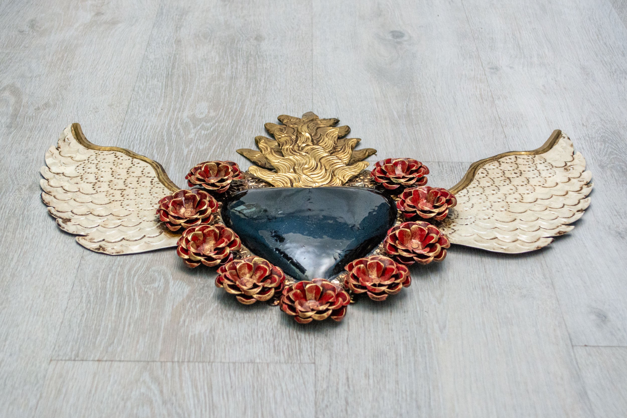 Corazón alado arriba doble flama con flores