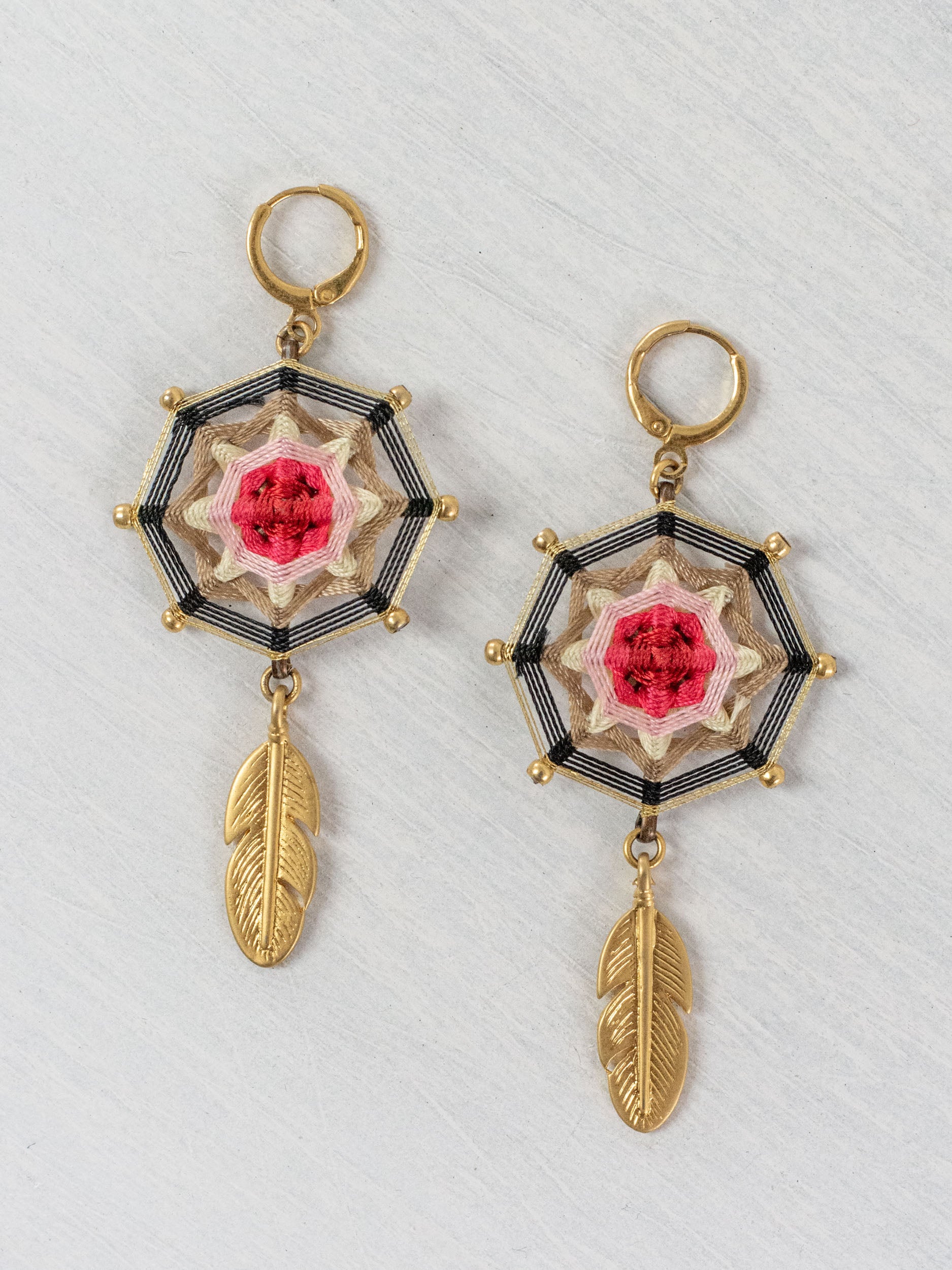 Aretes mandala octagonal con plumas chicos