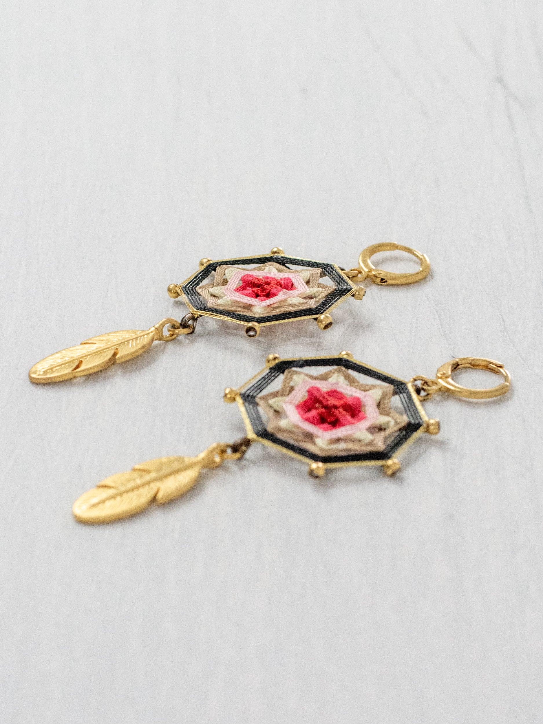 Aretes mandala octagonal con plumas chicos