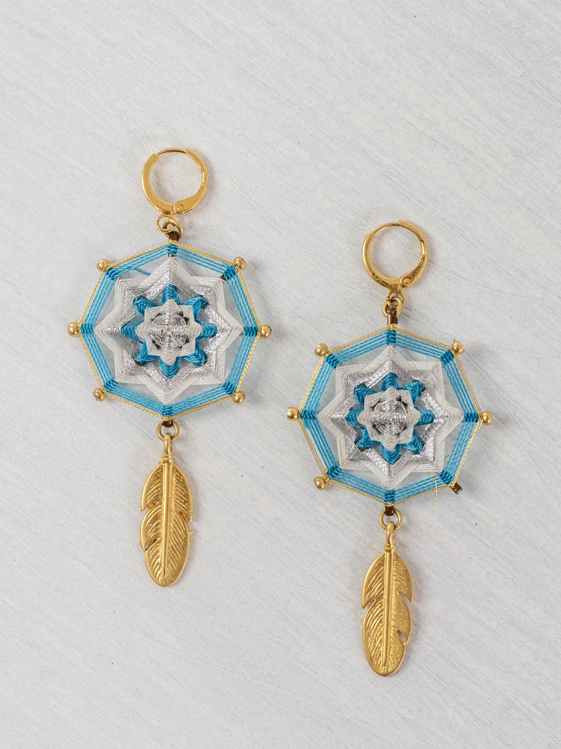 Aretes mandala octagonal con plumas chicos