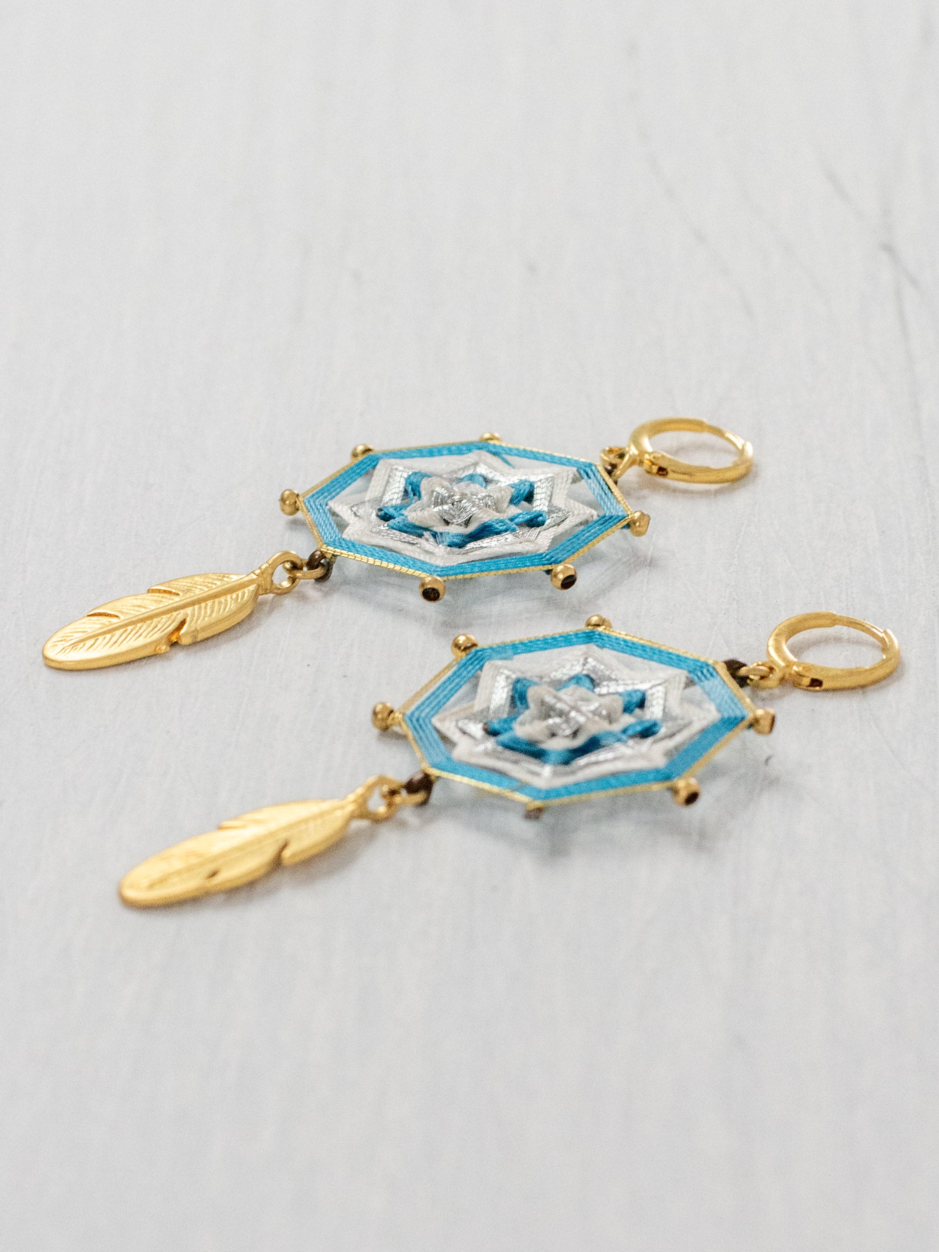 Aretes mandala octagonal con plumas chicos