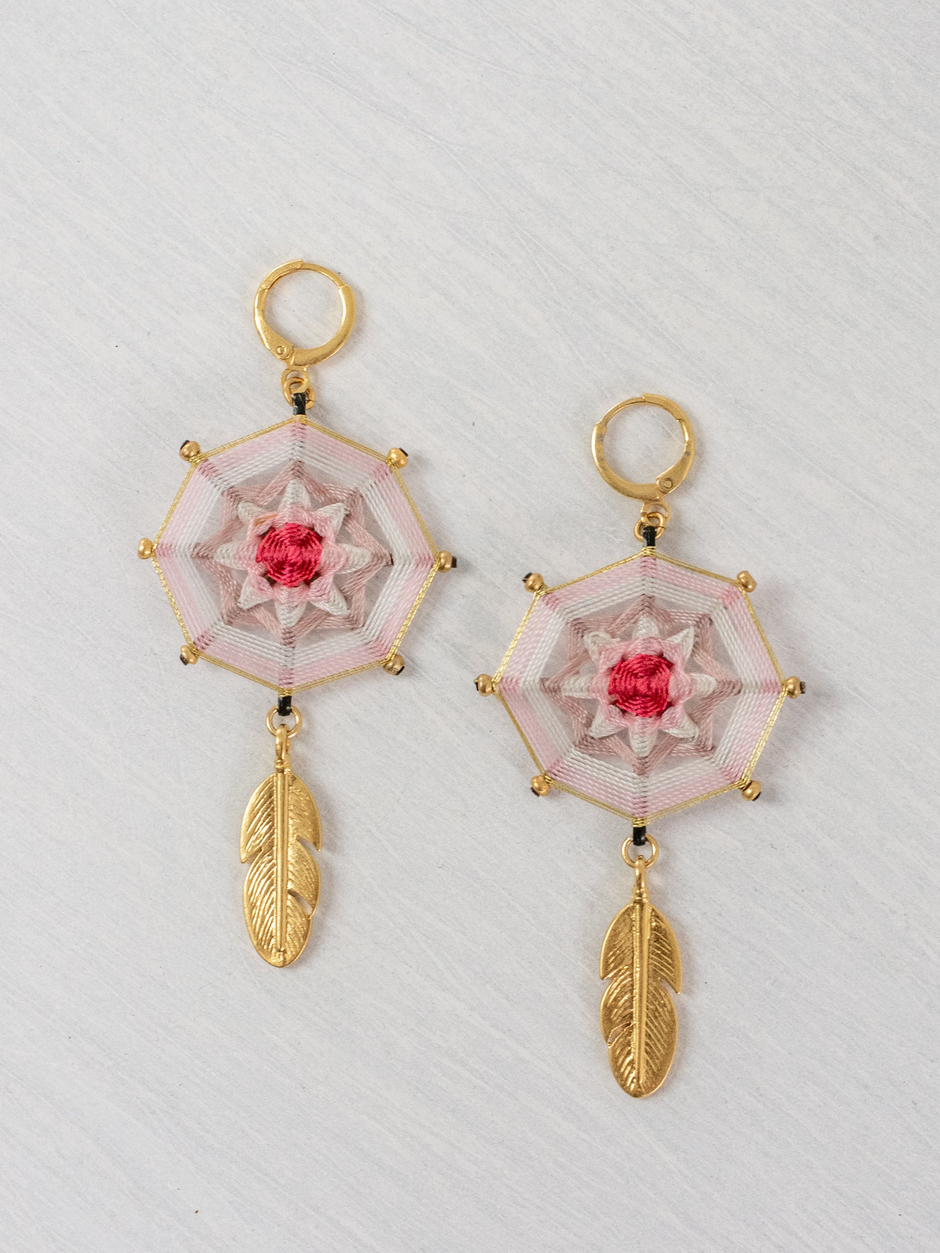 Aretes mandala octagonal con plumas chicos