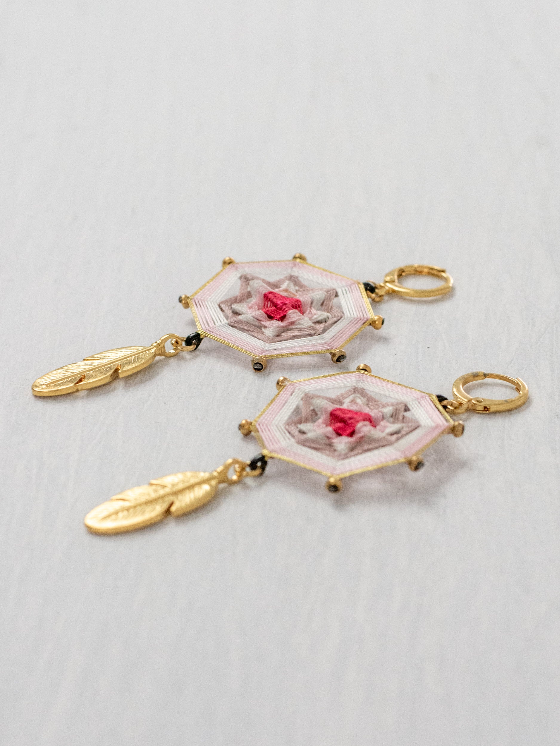 Aretes mandala octagonal con plumas chicos