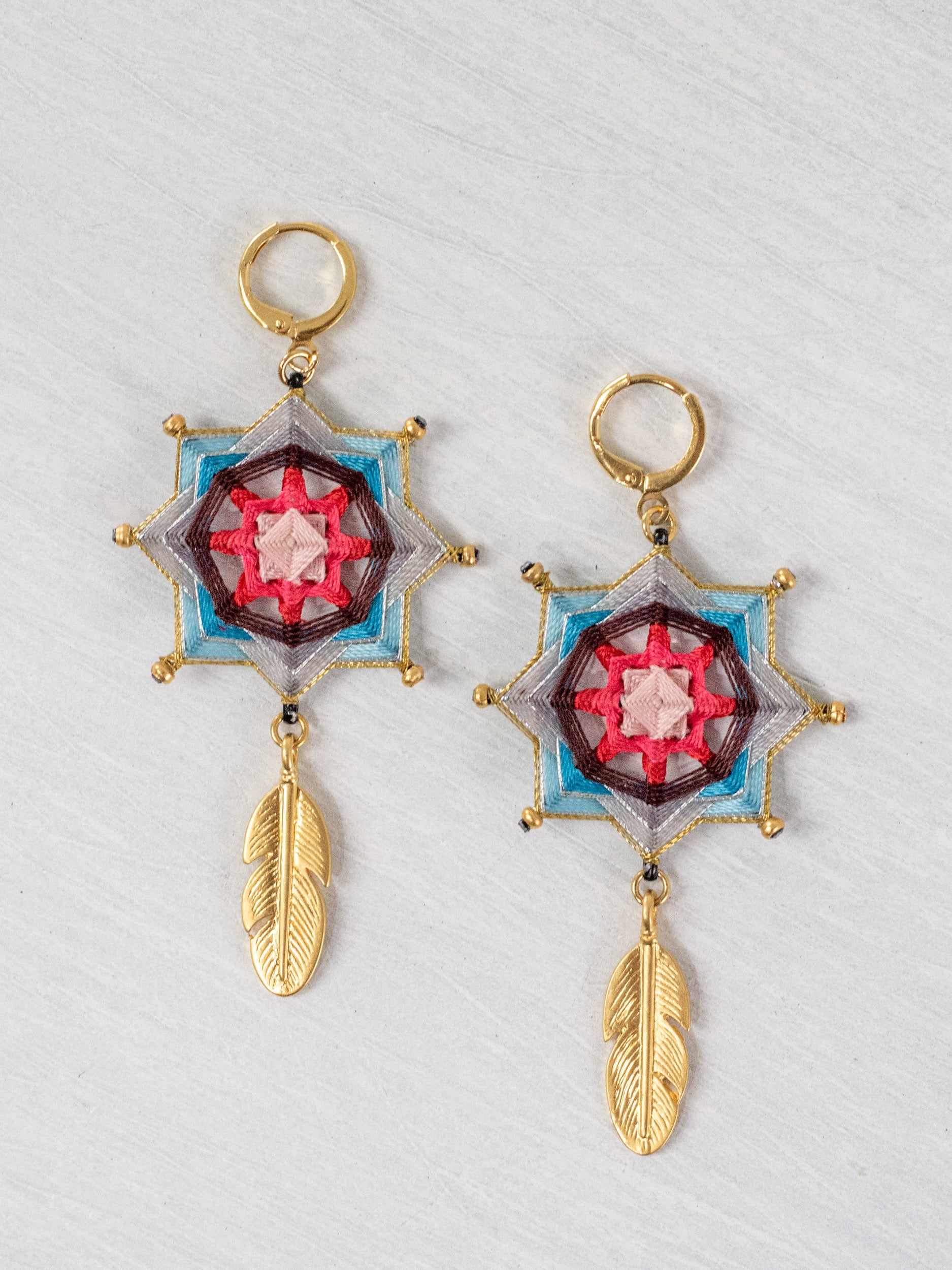 Aretes mandala estrella con plumas chicos