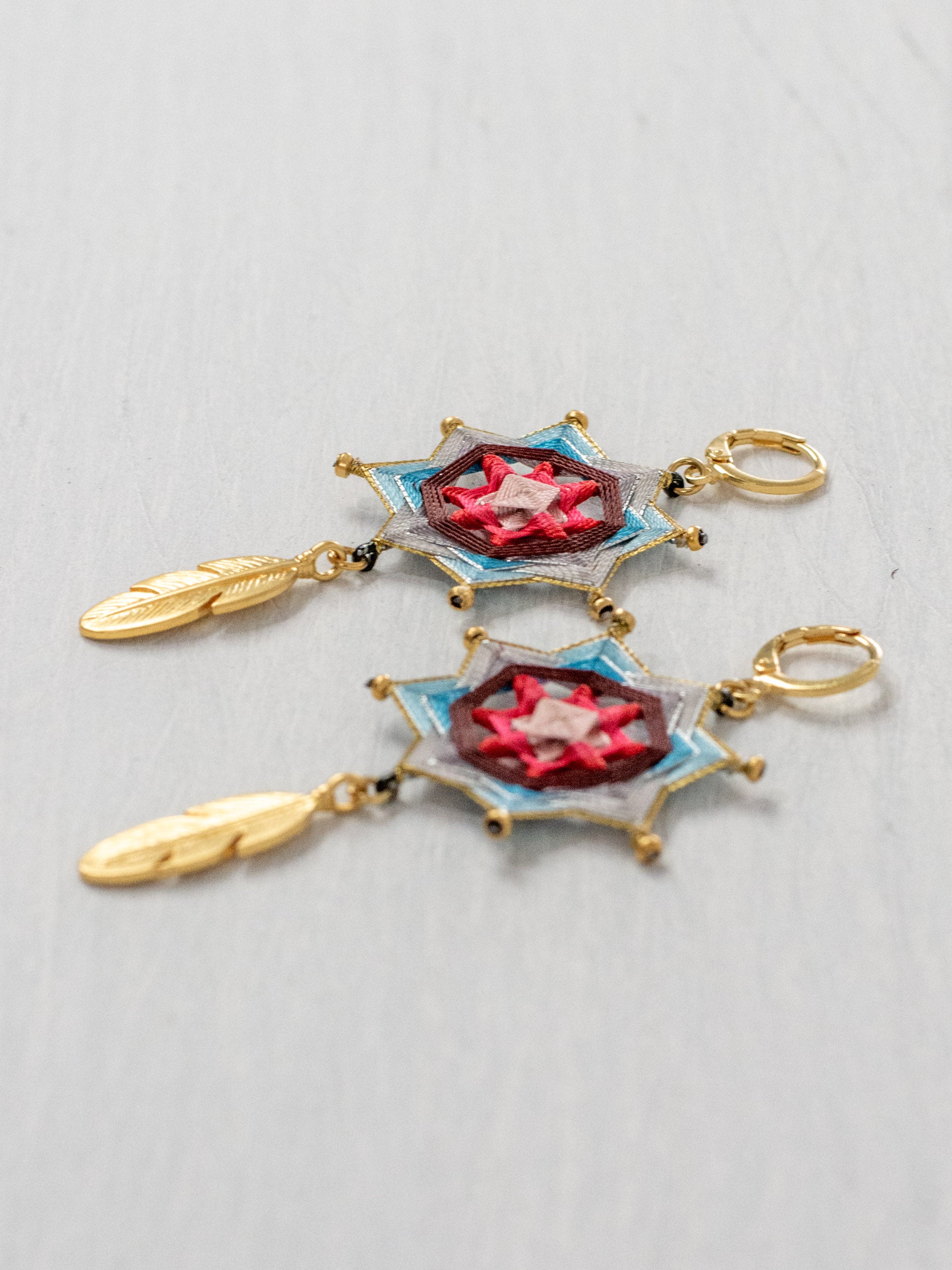 Aretes mandala estrella con plumas chicos