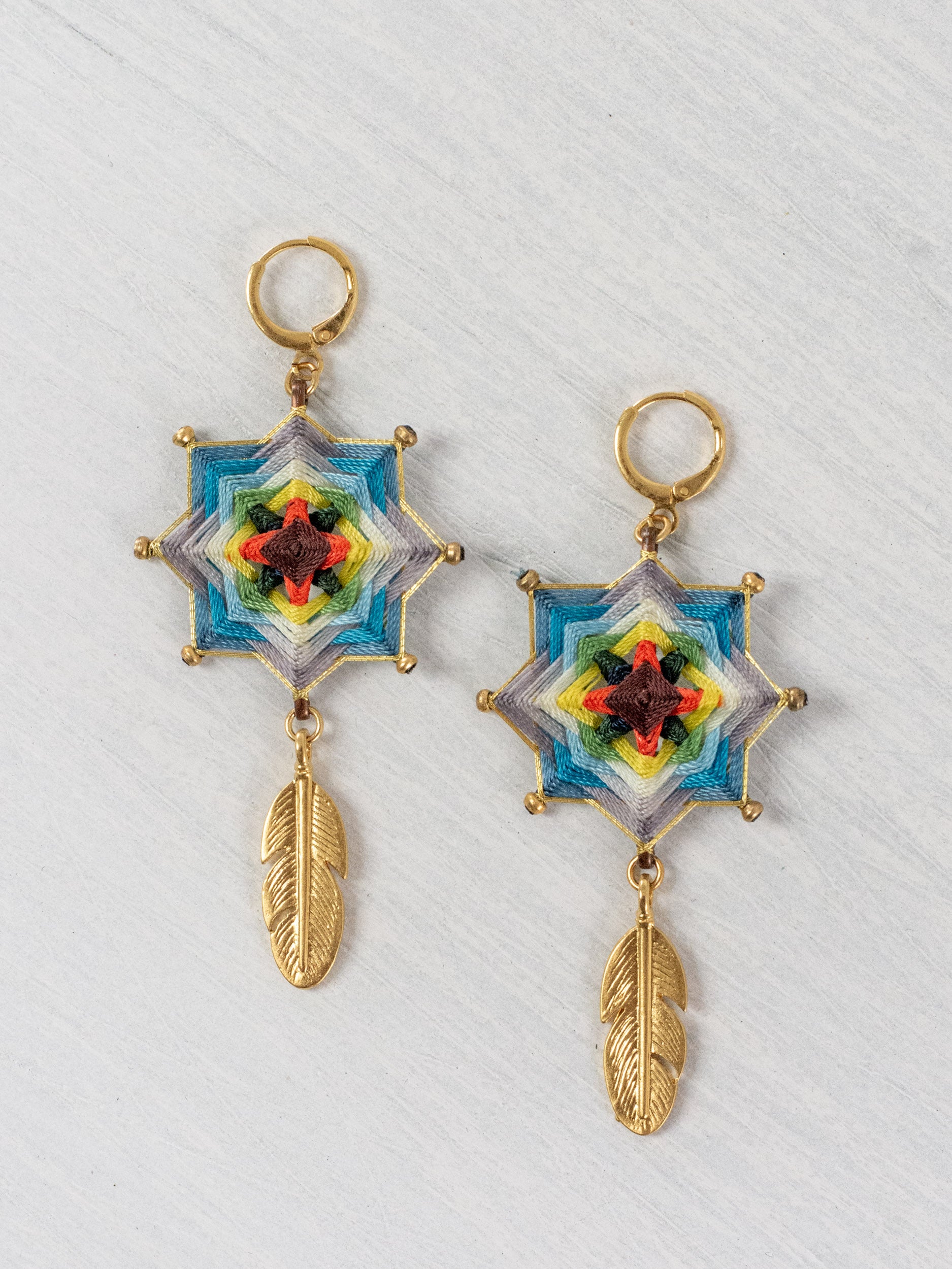 Aretes mandala estrella con plumas chicos