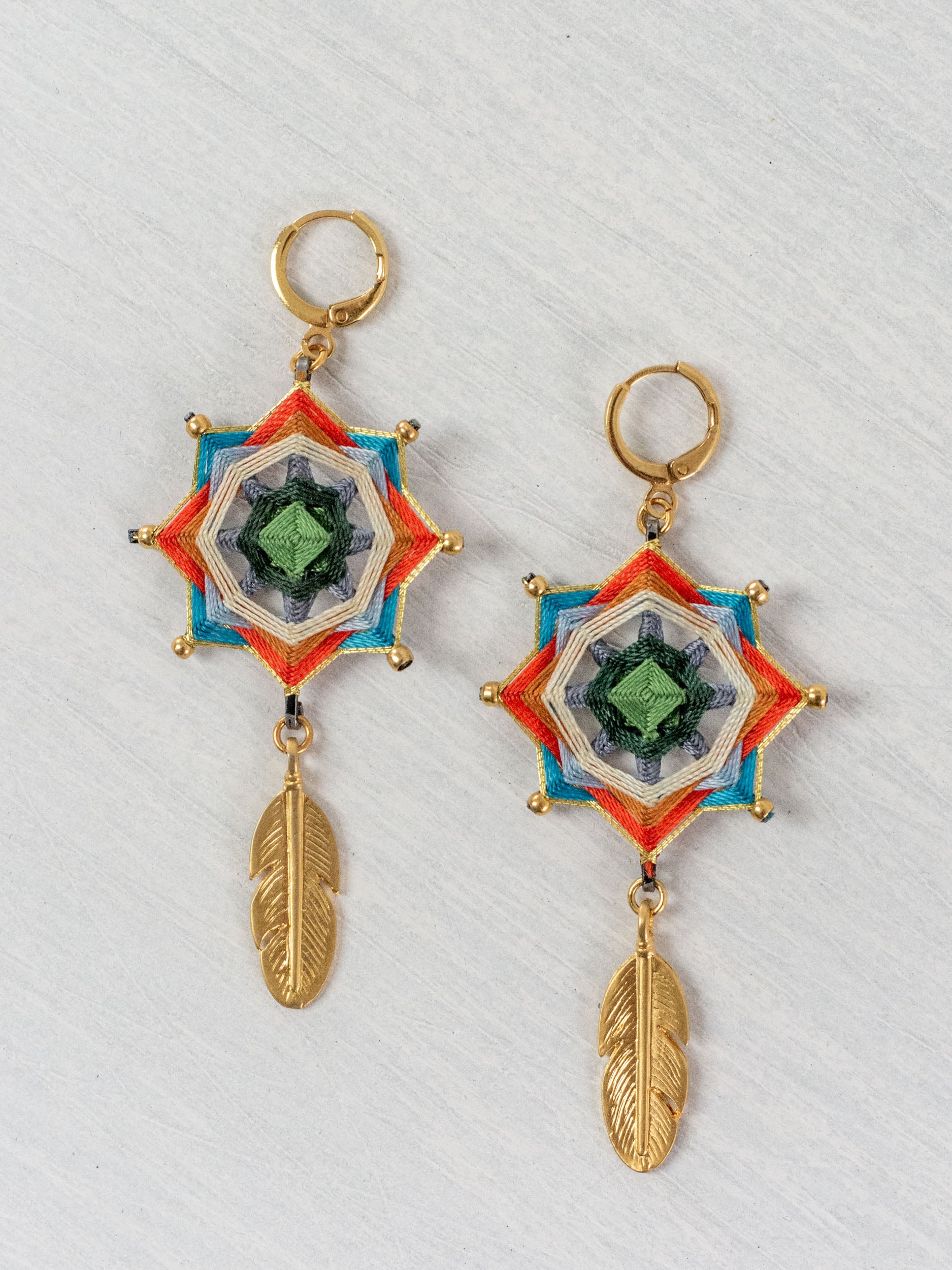 Aretes mandala estrella con plumas chicos