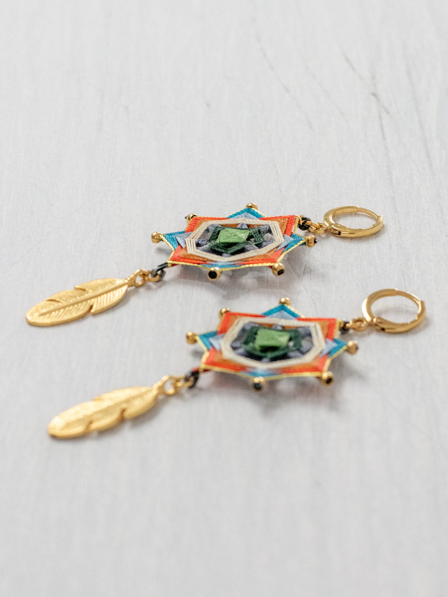 Aretes mandala estrella con plumas chicos
