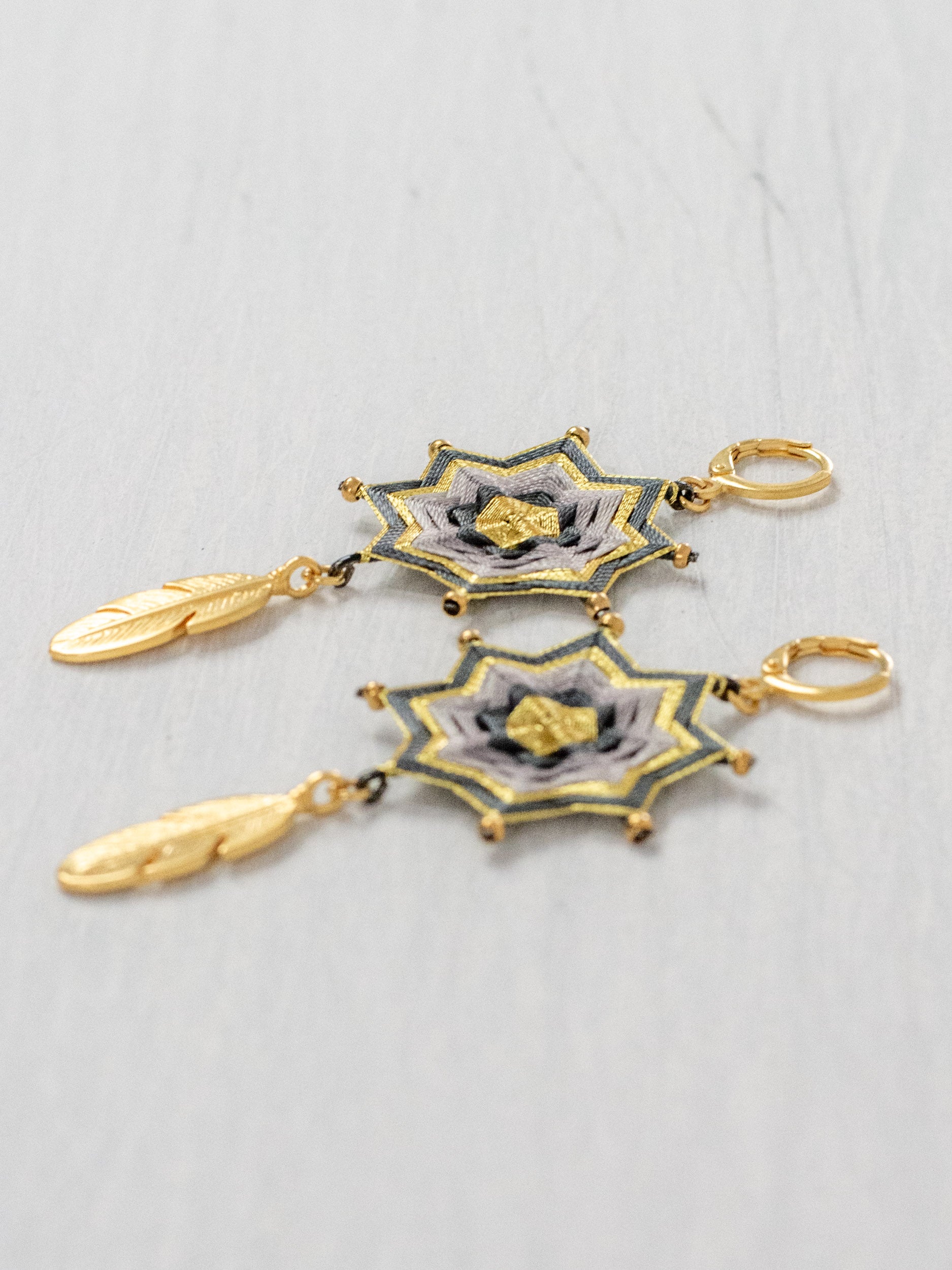 Aretes mandala estrella con plumas chicos