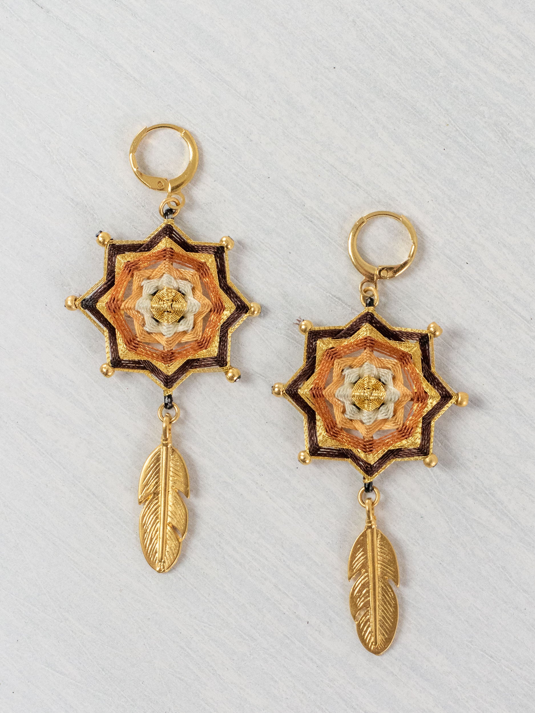 Aretes mandala estrella con plumas chicos