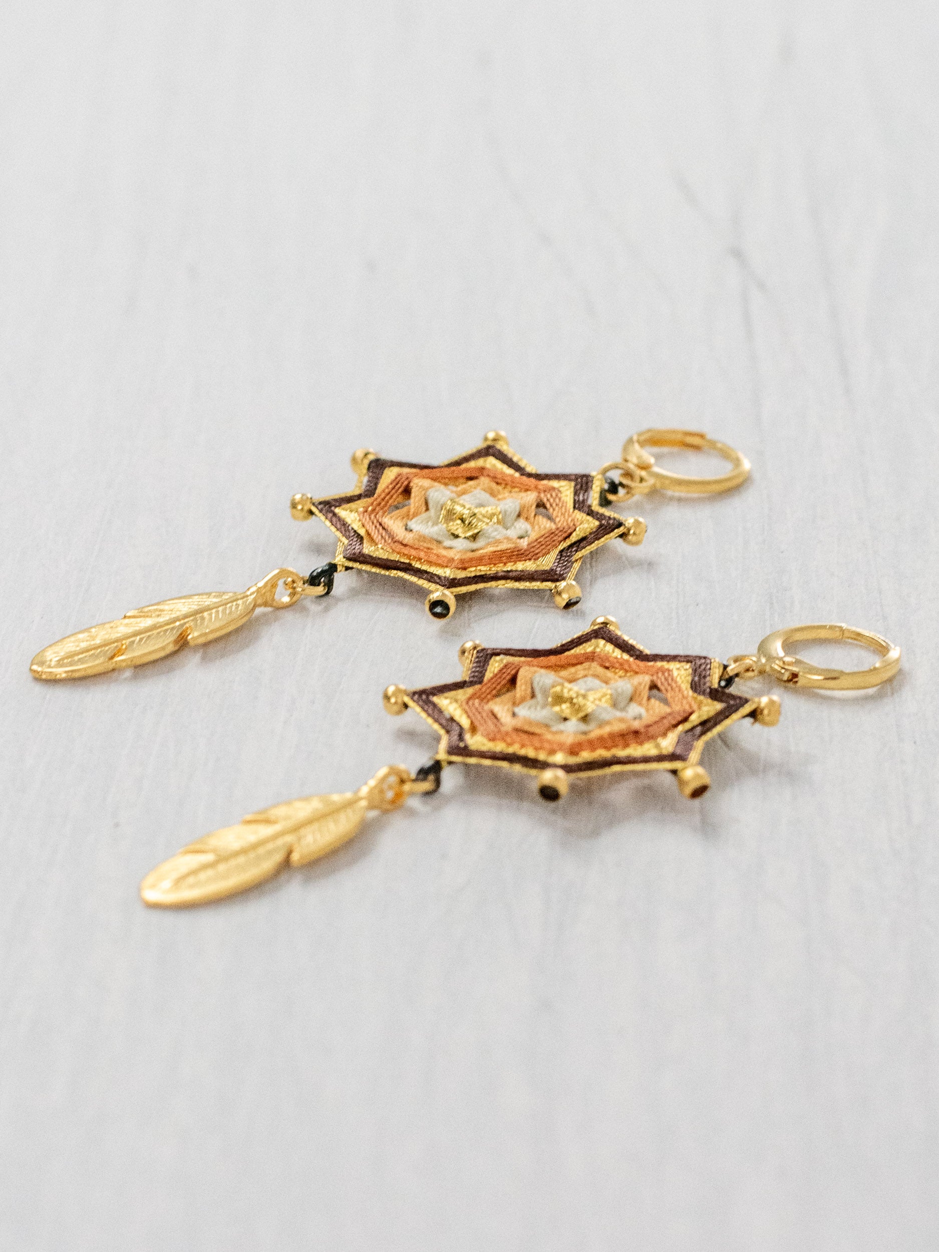 Aretes mandala estrella con plumas chicos