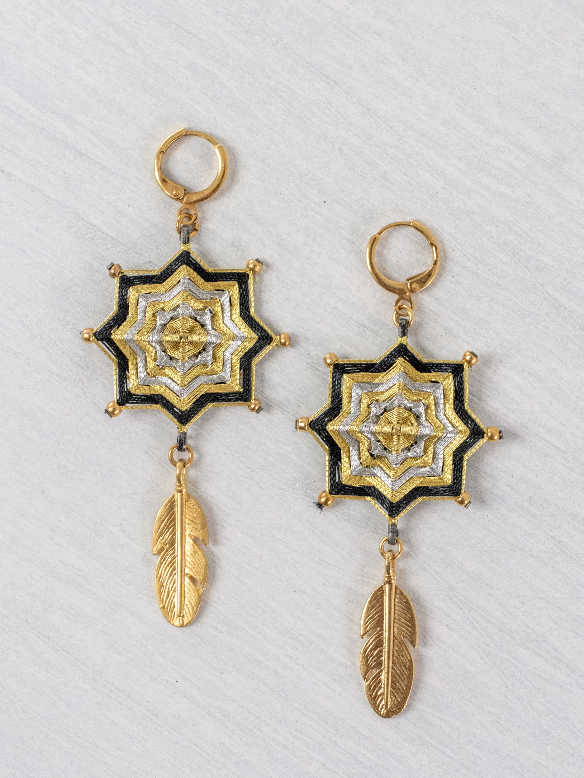 Aretes mandala estrella con plumas chicos