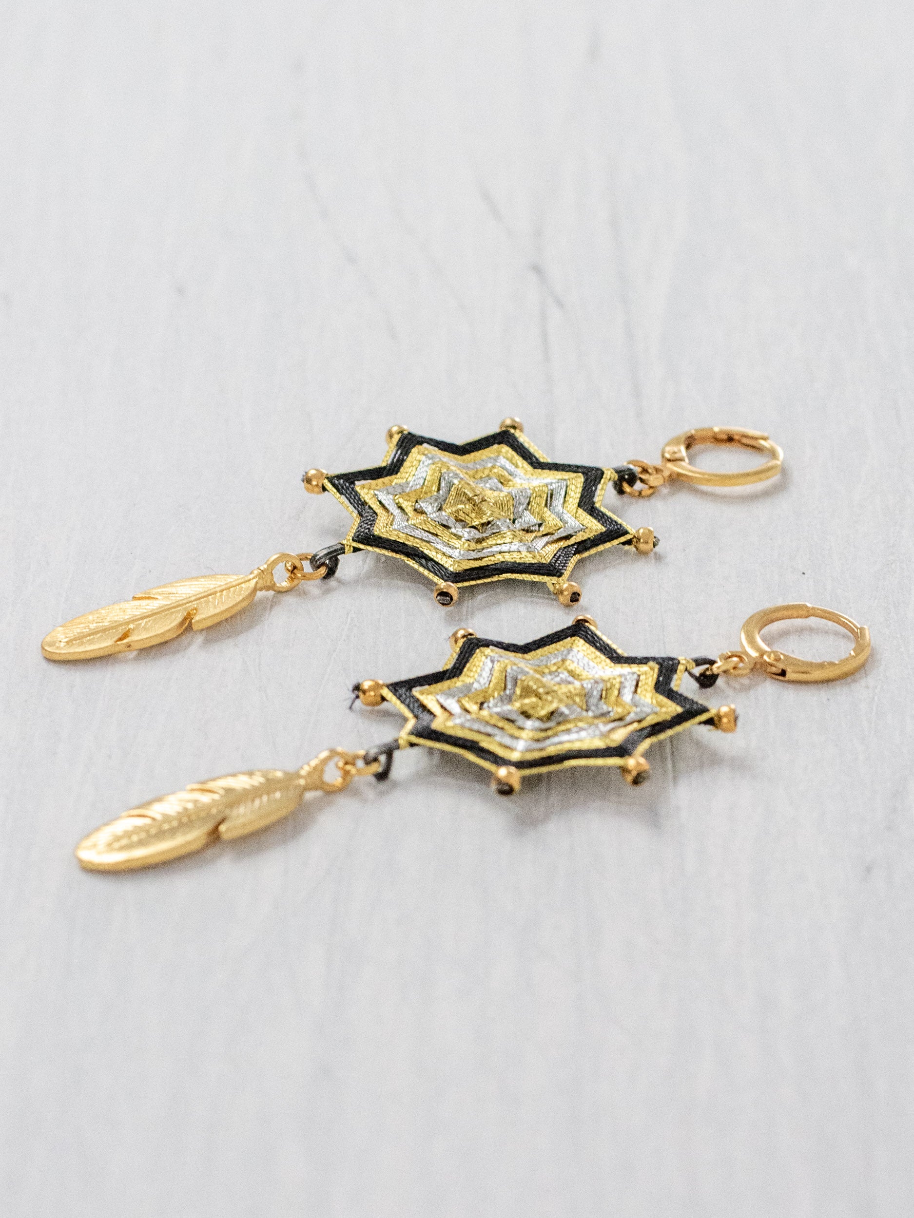 Aretes mandala estrella con plumas chicos