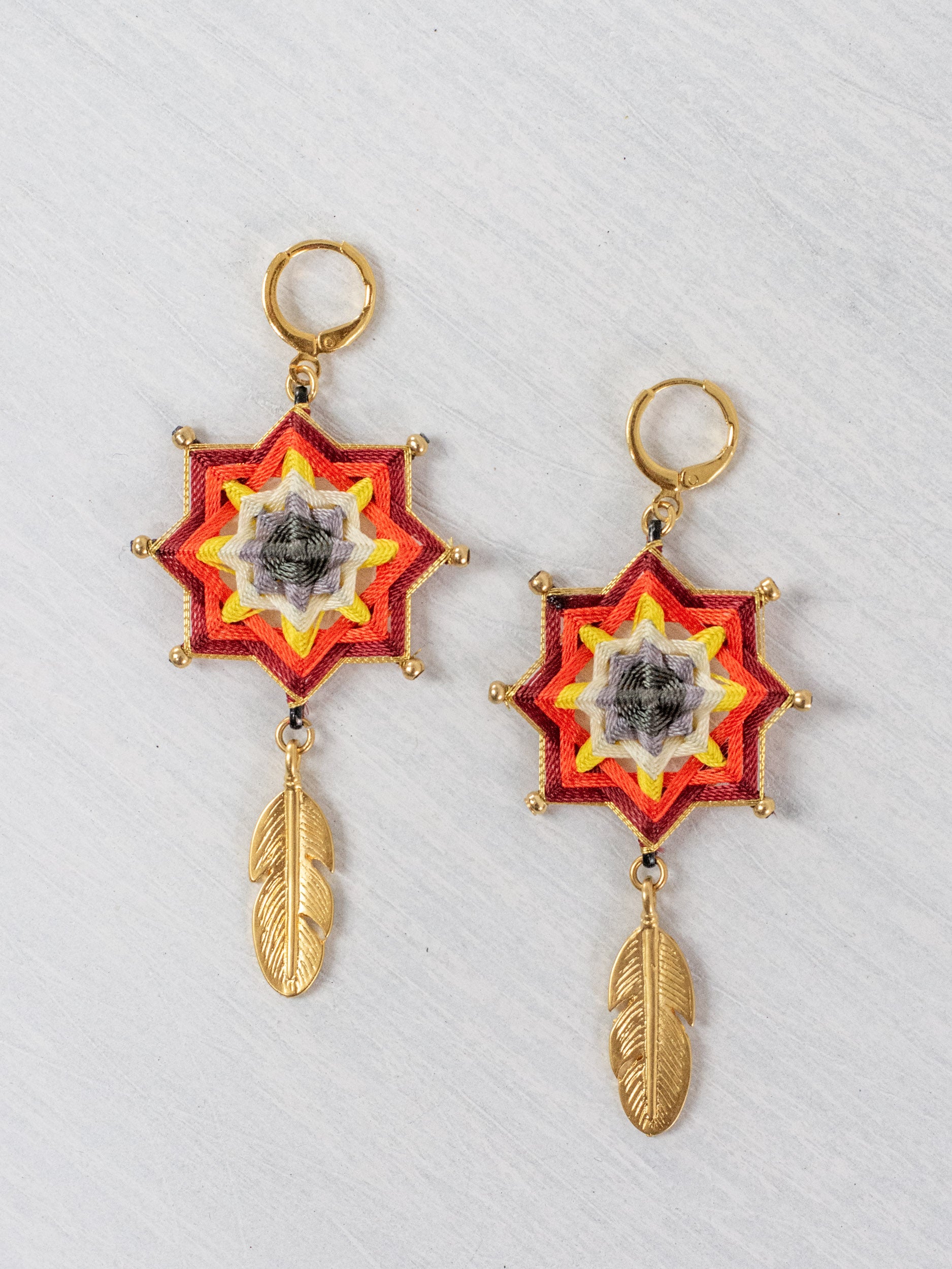 Aretes mandala estrella con plumas chicos